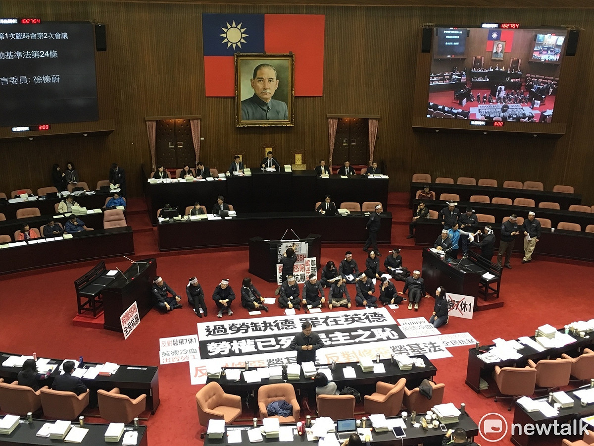 反對勞基法修法，國民黨立委坐在議場中抗議。 圖：黃韋銓/攝