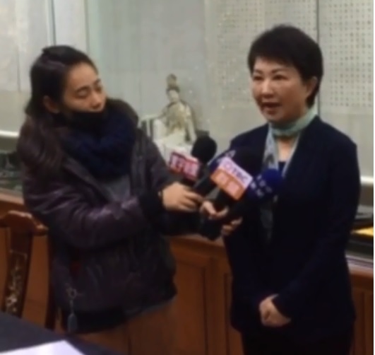盧秀燕扮完書僮後接受媒體訪問，對林佳龍一輪猛批。 盧秀燕辦公室/提供