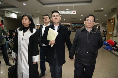 台灣高等法院今天審理周泓旭涉犯共諜案，決定傳訊王炳忠 (中) 等人作證，釐清北檢今年併案審理的國安法案情。 圖 : 中央社