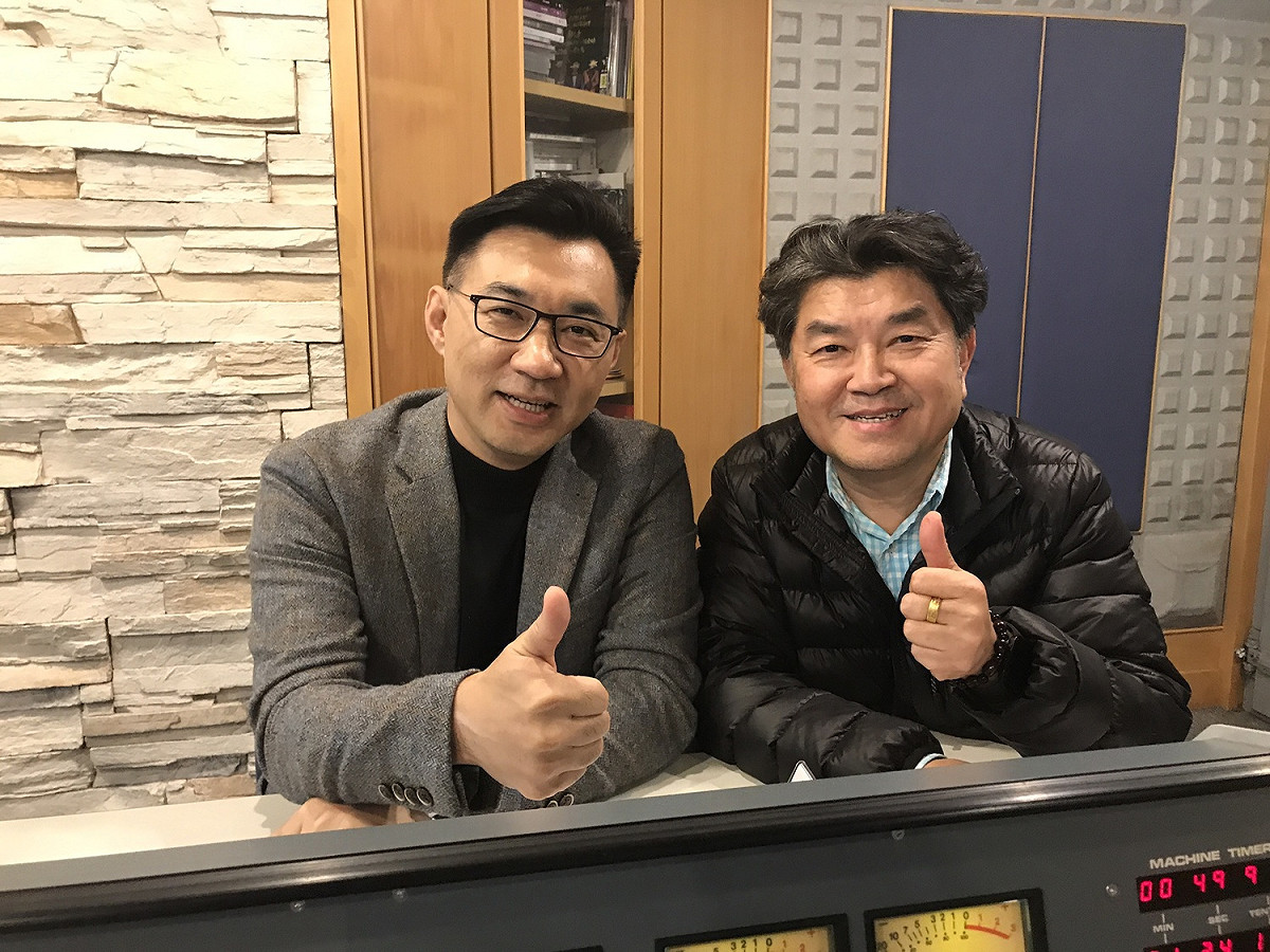 江啟臣1月7日邀請市議員李中上廣播節目，還原預算審議過程。 圖 : 江啟臣辦公室/提供