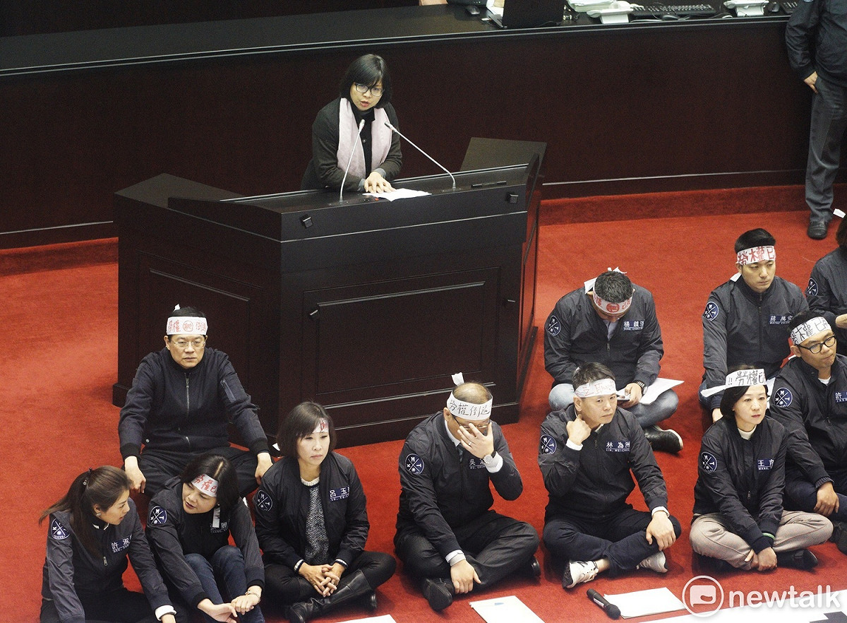 立法院臨時會今（9）日處理勞動基準法修正草案，下午5點多二讀攸關休息日加班時數計算的第24條，取消現行「做1算4」、「做5算8」規定，改為加班時數核實計算。 圖：張良一/攝
