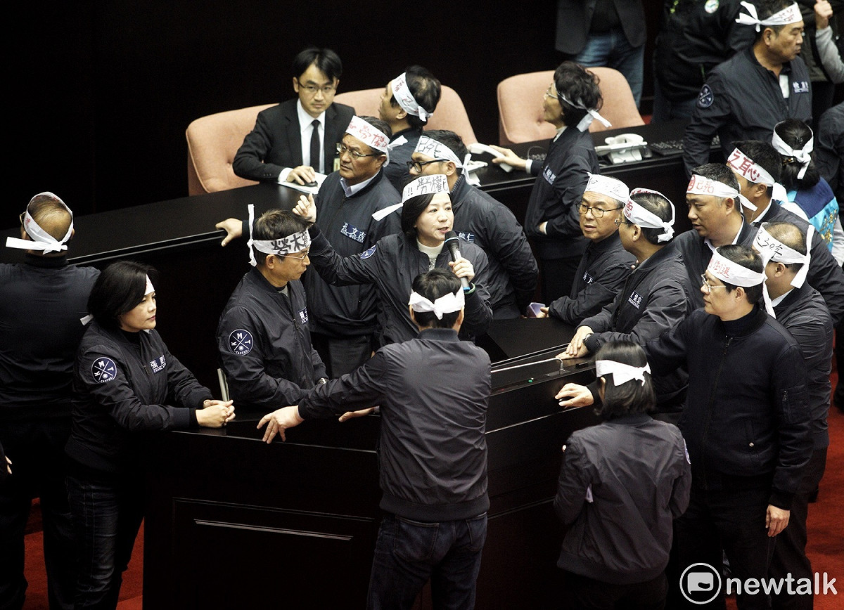 立法院臨時會今（9）日處理勞動基準法修正草案，下午5點多二讀攸關休息日加班時數計算的第24條，取消現行「做1算4」、「做5算8」規定，改為加班時數核實計算。 圖：張良一/攝
