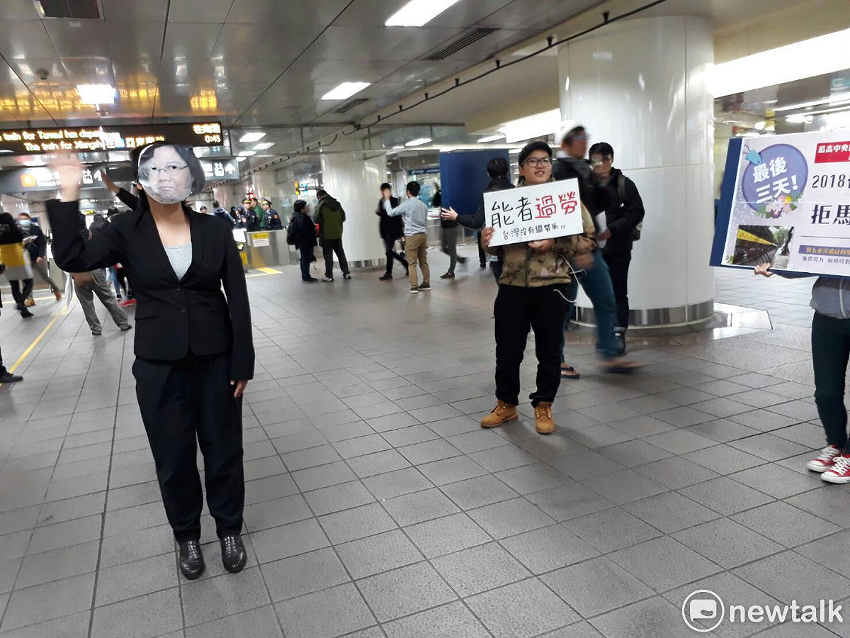 勞團今（9）日前往北車突擊，他們沿著台北車站地下街走上演行動劇，扮演「蔡英文」與「賴清德」面具進行諷刺。 圖：陳香蘭/攝