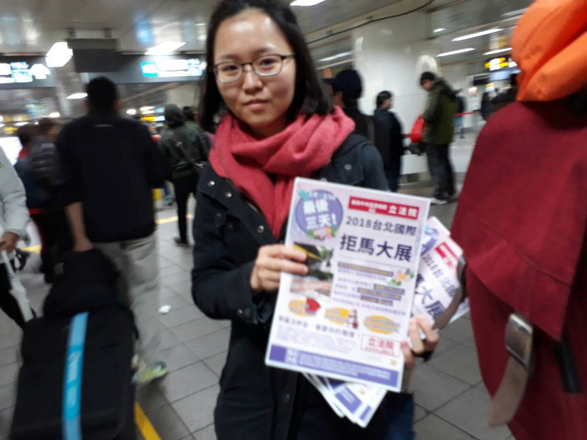 勞團人員手持聚馬大展宣傳單給路過民眾。 圖：陳香蘭/攝