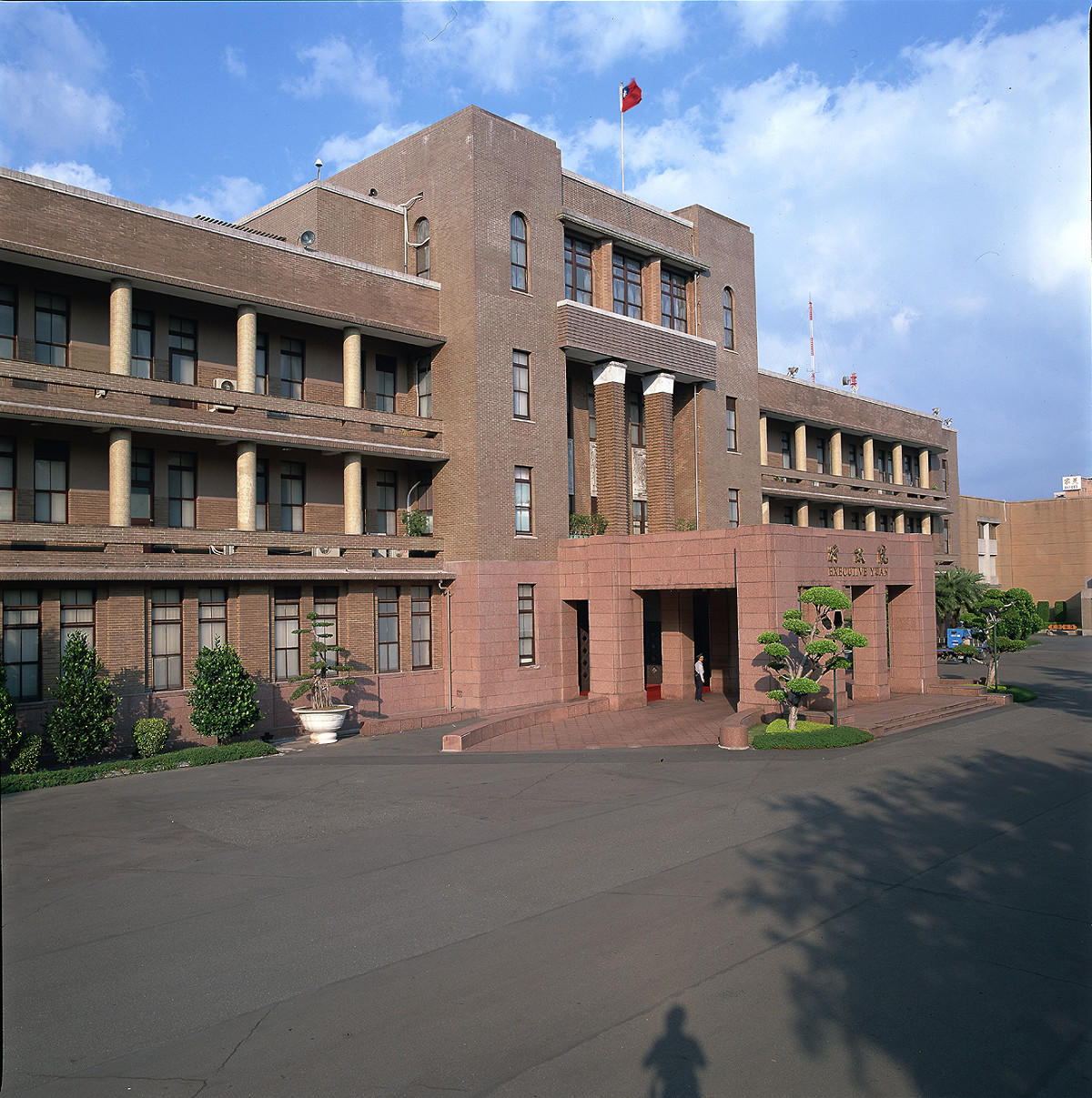 驚傳行政院一名女姓約聘雇人員可能因久病厭世於今（9）天下午跳樓輕生。 圖：翻攝行政院官網