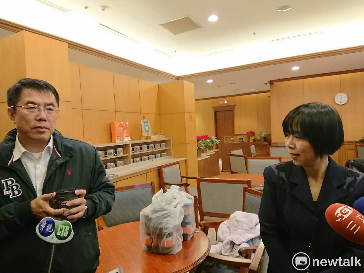 黃偉哲的妹妹黃智賢今 (9) 日出現在立法院送咖啡給黃偉哲，並說：「咖啡自己送，我哥哥不會去拿人家的咖啡喝」。 圖 : 黃韋銓/攝