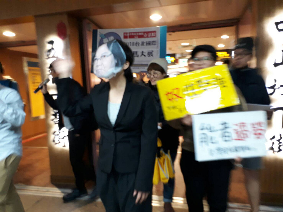 勞團人士9日晚間前往捷運上演行動劇後，轉往台北車站大廳表演。 圖：陳香蘭/攝