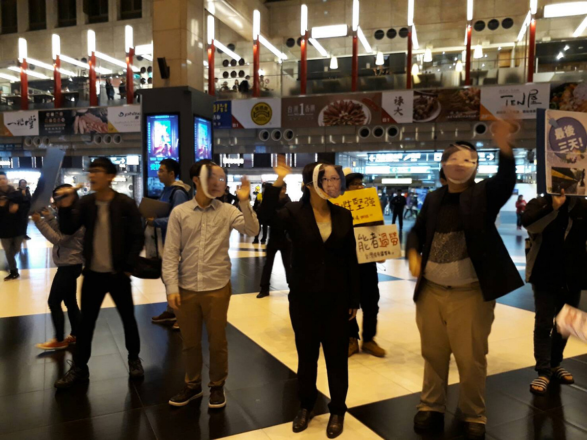 勞團人士9日晚間前往捷運上演行動劇後，轉往台北車站大廳表演。 圖：陳香蘭/攝