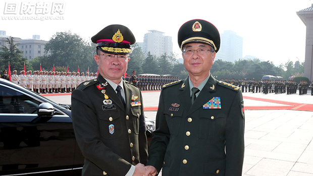 前中共中央軍委聯合參謀部參謀長房峰輝（右）因涉賄，已被移送軍檢機關處理。 圖 : 翻攝自中國國防部網
