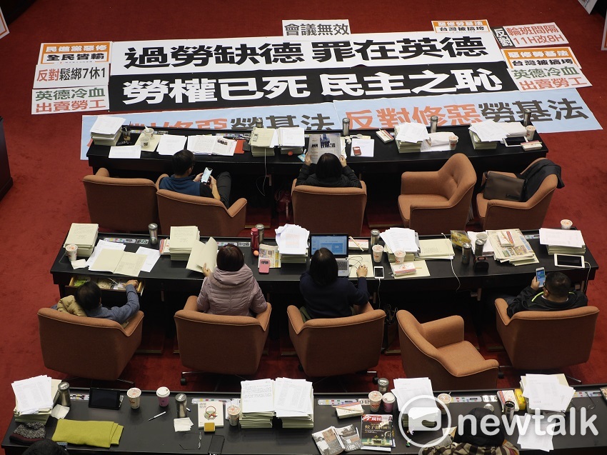 立法院臨時會院會今天二讀通過勞動基準法第32-1條修正草案，勞工加班後，可依其意願選擇補休，並經雇主同意，依勞工工作時數計算補休時數。 圖：趙婉淳／攝