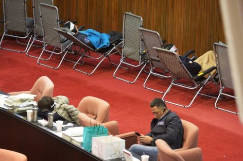 立法院9日進行勞基法部分條文修正草案的不斷電表決，直至10日凌晨仍繼續進行中。 圖：中央社