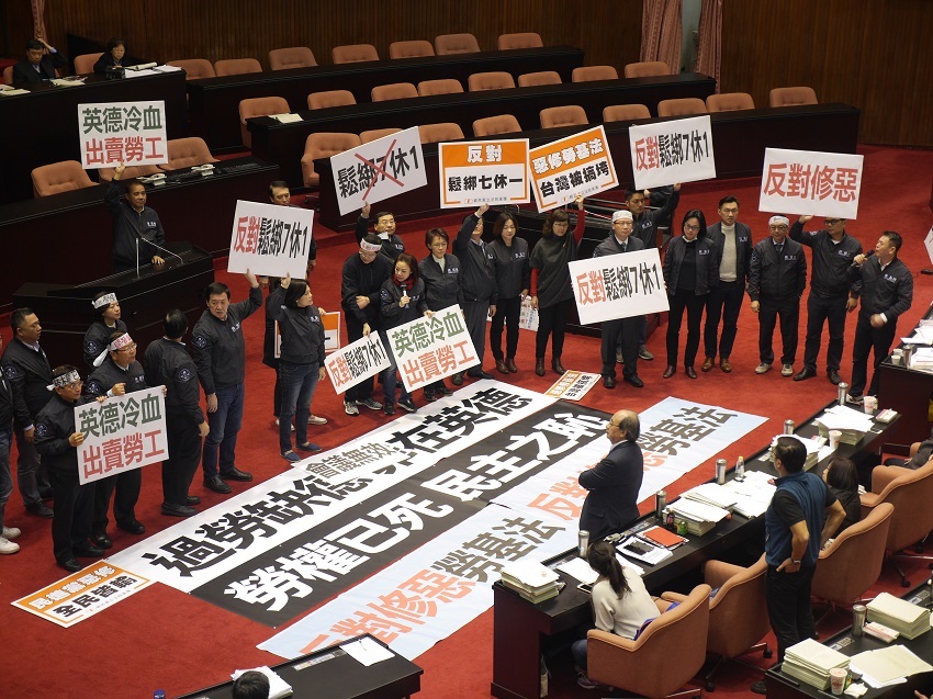 立法院臨時會院會10日二讀通過「鬆綁七休一」條文。 圖：趙婉淳／攝