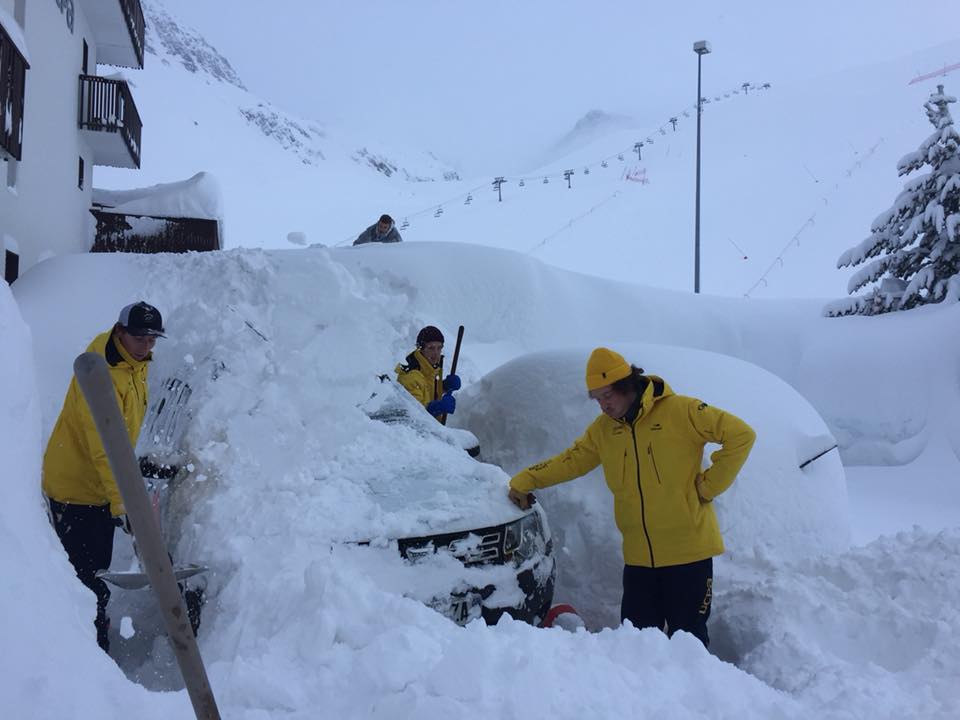 阿爾卑斯山1日暴雪，雪深達2公尺，當地消防人員稱是30年來首見的大雪。 圖：翻攝法國天文台推特