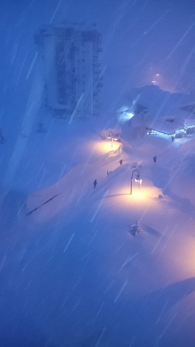 阿爾卑斯山暴雪，在法國、瑞士及義大利都傳出交通中斷，遊客及當地居民被迫滯留。 圖：翻攝Julien Palard推特
