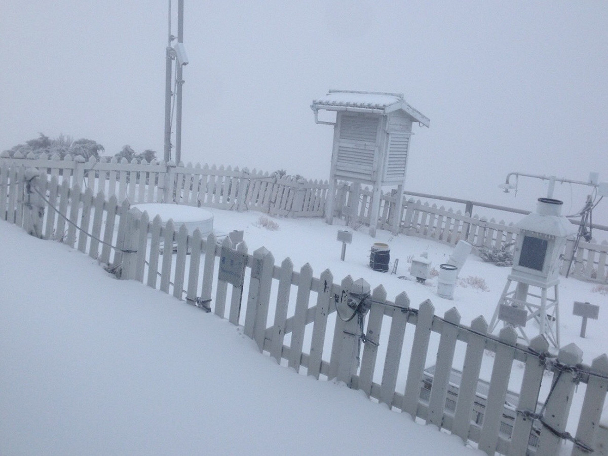 玉山氣象觀測站四都是白雪。 圖：中央氣象局提供