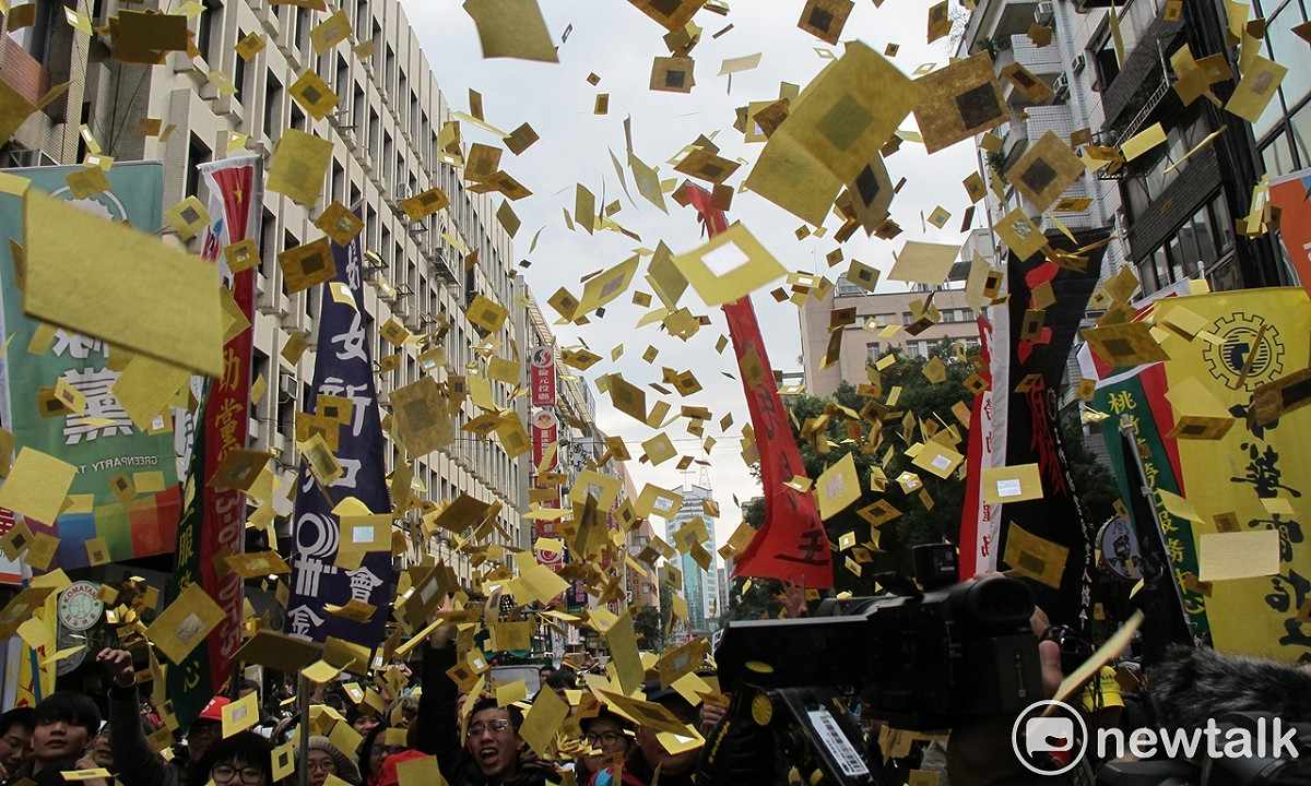 反勞基法修惡！勞工團體10日上午怒向立法院撒冥紙抗議。 圖：林朝億/攝（資料照片）