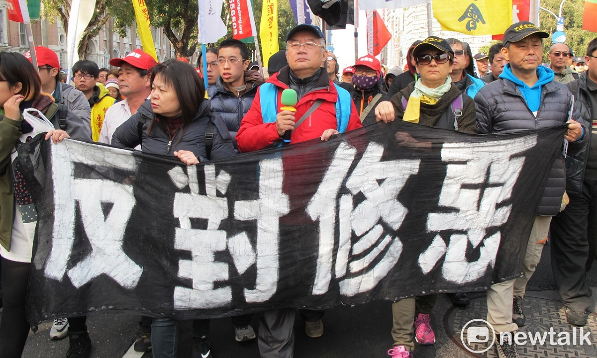 反勞基法修惡！勞團10日繞行立法院高喊「反對修惡、抗爭到底」口號。 圖：林朝億/攝