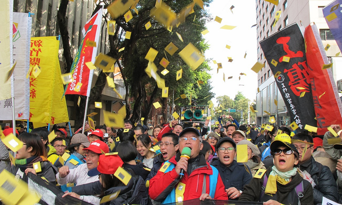 勞工團體10日上午怒向立法院撒冥紙抗議。 圖：林朝億/攝