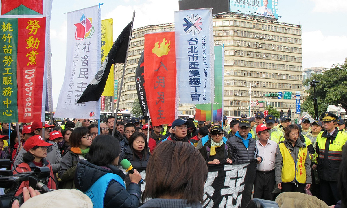 勞工團體10日上午繞行立法院，經過行政院附近與警方對峙。 圖：林朝億/攝
