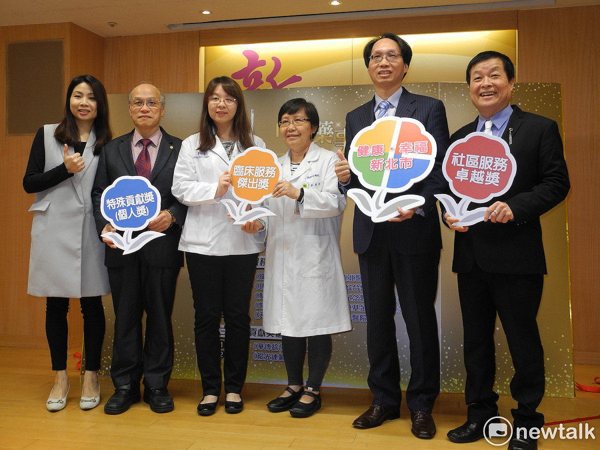 新北市衛生局今天由新北市藥師公會理事長蘇國欽 (右起)、衛生局副局長許朝程、得獎人劉美珠與蕭棋蓮、新北市藥劑生公會理事長洪裕貴、衛生局食品藥物管理科長楊舒秦等人，一起揭曉第六屆藥事服務獎名單。 圖：王峻昌/攝