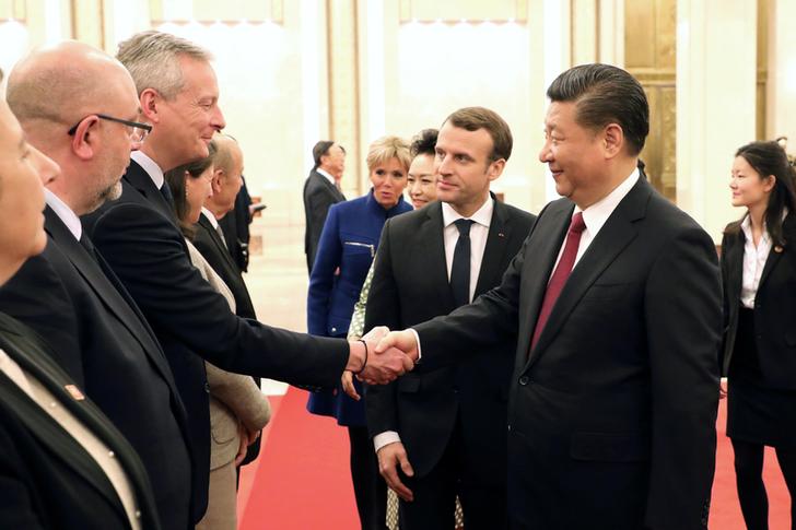 對於有人擔心有些騙子投資人可能來法國掠奪之後就跑路，勒梅爾（左三）表示，騙子哪個國家都有，法國有相關的法律可以制約。 圖：達志影像/路透社