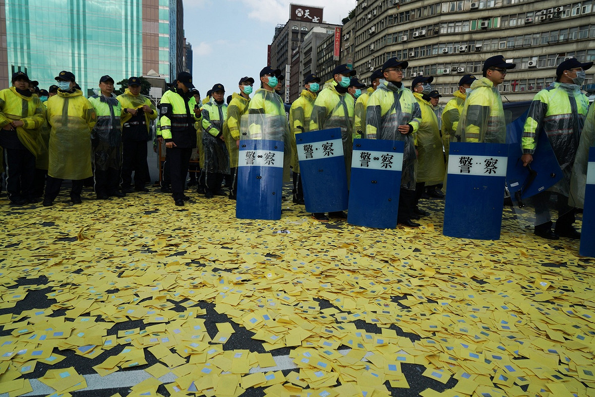 世新大學社發所副教授陳政亮表示，民進黨真是太荒謬了！毫無品質的立法，一錯再錯，國家被一群幼稚的笨蛋掌握，真是難過。 圖:張良一／攝