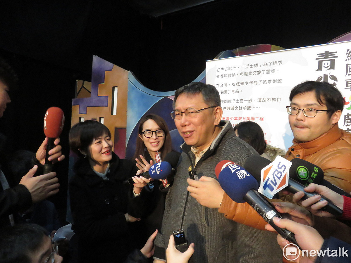 台北市長柯文哲今在市政會議上發現台北燈節觀傳局尚未跟得標廠商簽約，批辭職的局長簡余晏「棄職潛逃」。 圖：周煊惠 / 攝
