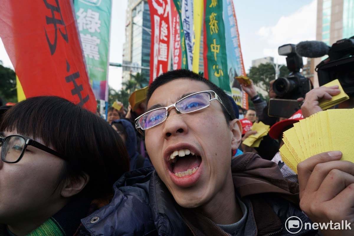 立院場外抗議，勞工運動成員高喊：「反對修惡拒絕惡法」，表達心中怒火。    圖：張良一/攝