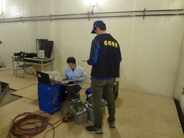 環保局針對轄內工廠進行排放管道監督檢測，確保工廠排放符合管制標準。 圖：新北市環保局提供