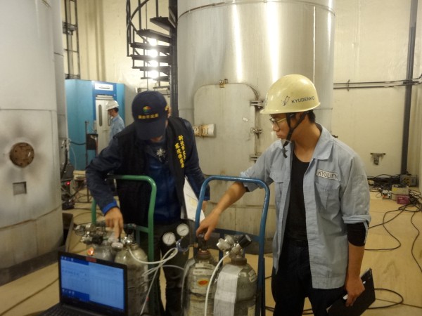 新北市環保局執行監督檢測，現場確認檢測公司氣體鋼瓶是否符合規定。 圖：新北市環保局提供