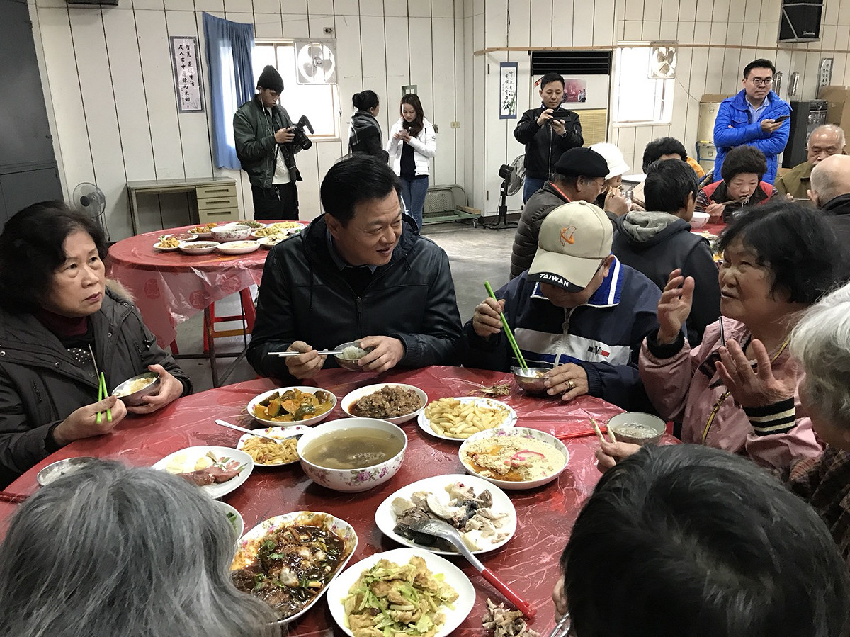 周錫瑋今天(10日)到樹林參加老人共餐，受長輩者熱情歡迎。 圖：周錫瑋新北市政策中心提供