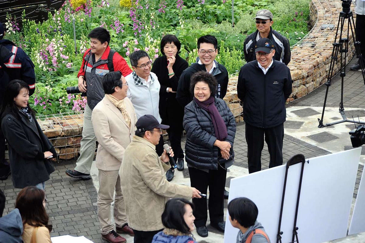 高雄覆鼎金公墓變身雙湖公園，春節期間將成為浪漫花樣梯田，在雙湖林道上種植藍花楹，並以台灣欒樹為主要林相，搭配水岸幽美療癒的落羽松，為覆鼎金改頭換面。 圖:高雄市府提供