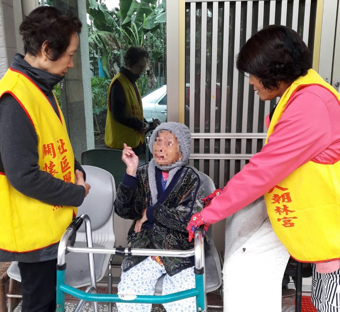 屏東縣潮州鎮朝林宮關懷據點低溫關懷。為防止街友、獨居老人及弱勢民眾因寒流發生意外，故屏東縣政府已於1月8日（週一）預警通報轄內各公所、關懷據點與縣府社會處各區域中心共同啟動低溫關懷措施。 圖:屏東縣府提供