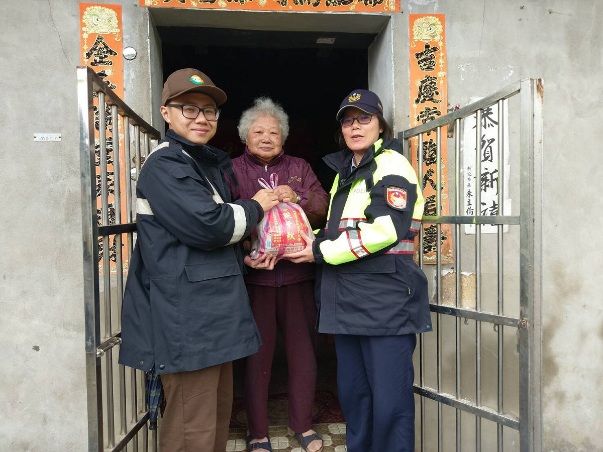 新北市警察局執行獨居長者訪查，關懷慰問起居生活並提供物資 圖:新北市府提供