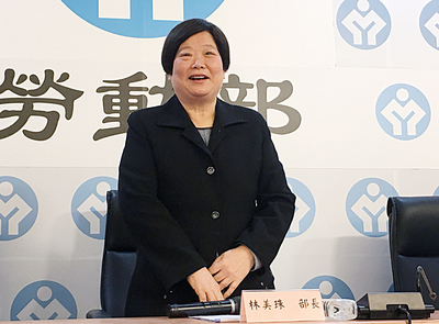 立法院10日三讀修正通過勞基法部分條文，勞動部長林美珠下午親自出席記者會說明，並表示不知請辭傳聞從哪裡來，她會繼續努力。 圖 : 中央社