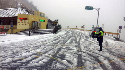 1月10日合歡山區積雪，民眾上山追雪，提醒若無四輪傳動及加掛雪鍊的車輛切勿貿然進入；。 圖:新城警分局提供