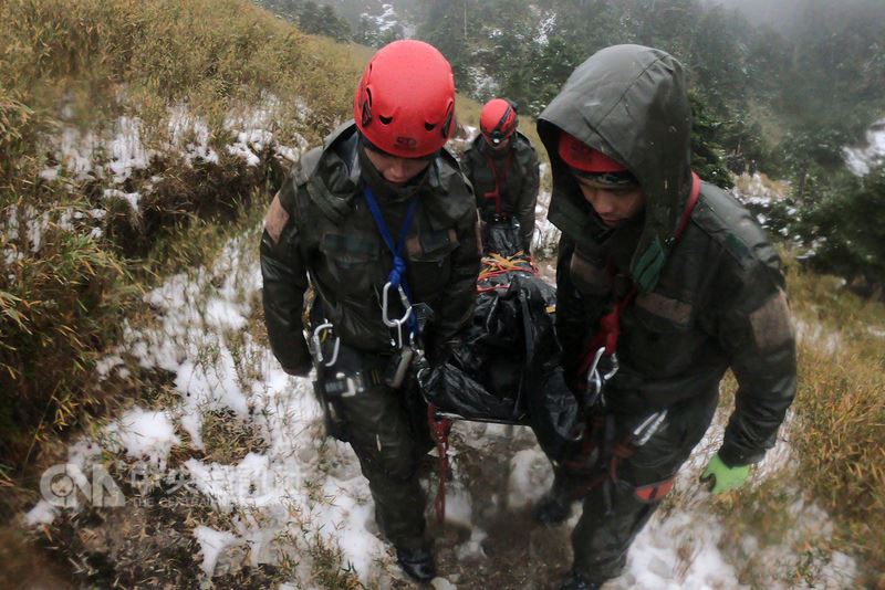 陸軍特訓中心「高寒地救援訓練班」學員，在合歡山武嶺營區進行特殊地形救援、野外求生、行軍、模擬山難實況救護等訓練的期末綜合鑑測。 圖:軍聞社