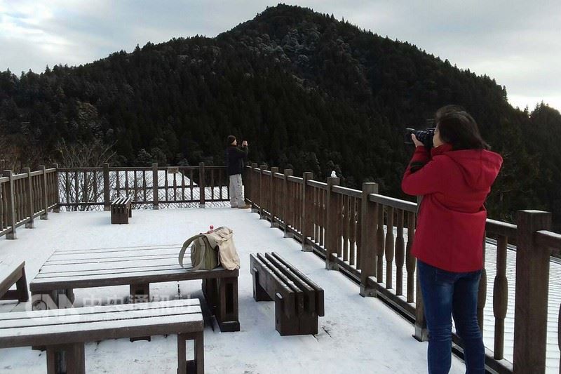 受到寒流影響，太平山國家森林遊樂區10日積雪約1公分。住宿的遊客一大早起床，見到山頭白成一片，開心迎接北國景色。 圖：林務局羅東林管處提供