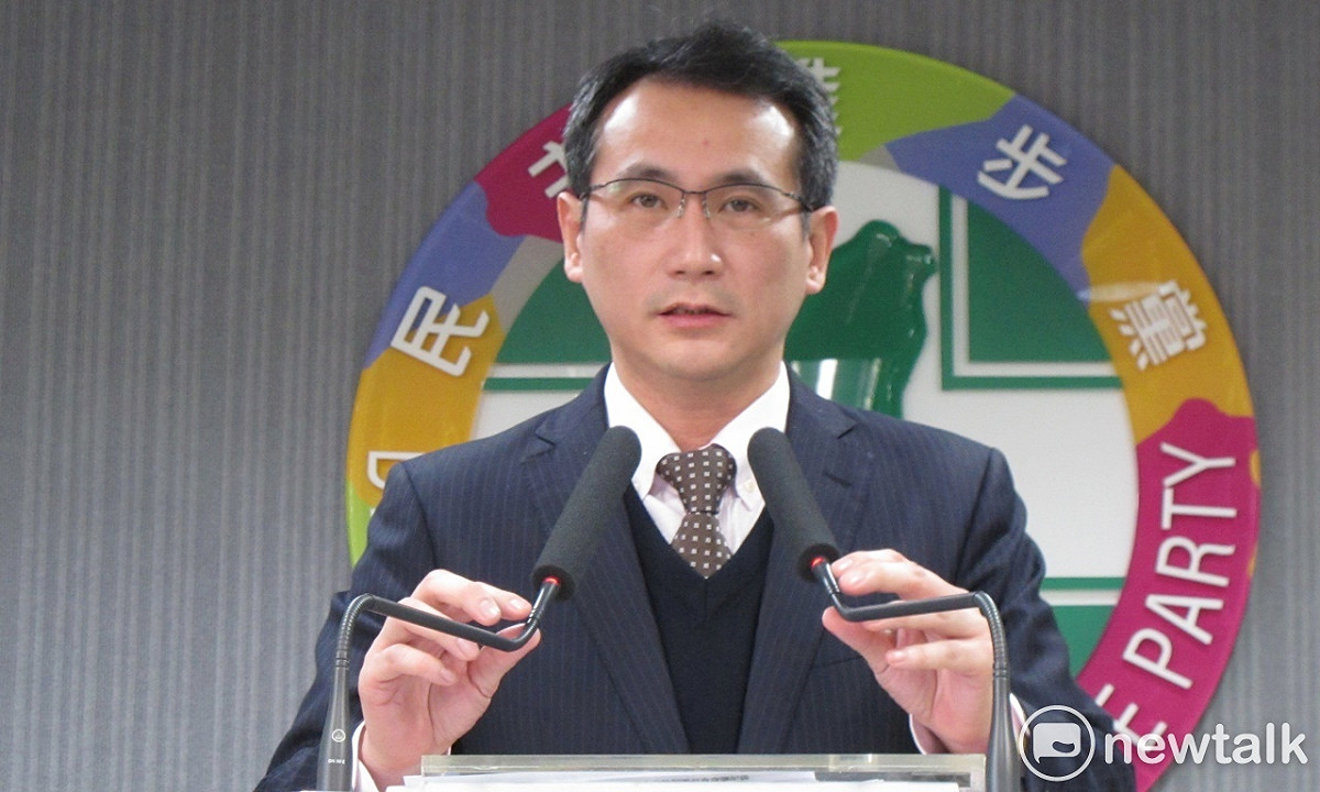 民進黨發言人鄭運鵬8日兩度駁斥台南市長初選民調資料提早外洩。 圖：新頭殼資料照片