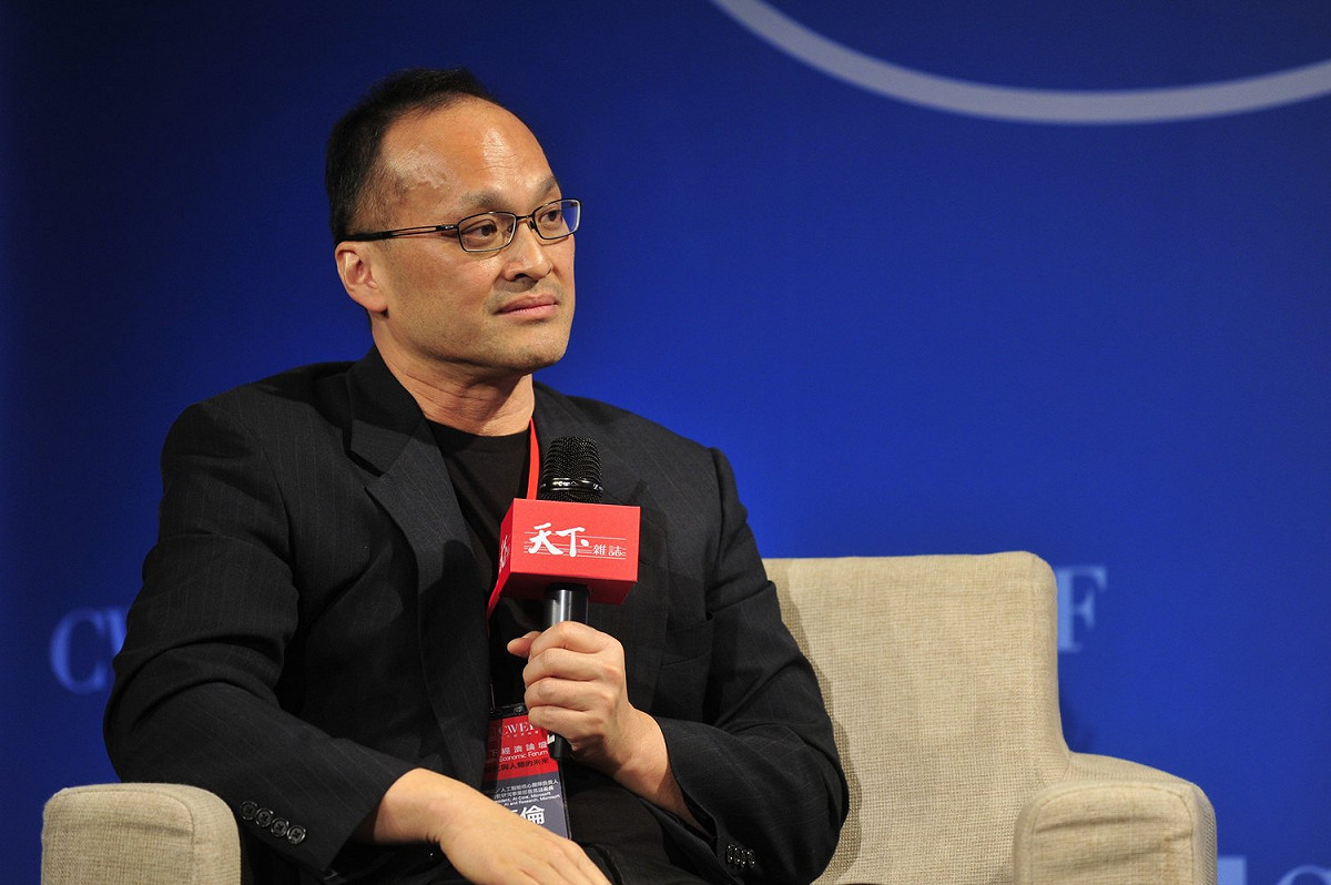 微軟希望創造 AI 三大價值。 首先是 AI 普及化。AI 是一個工具和軟體，我們需要讓更多人可以享受資訊。企業界要合作， 甚至可建立數據合作社。 圖：天下雜誌／提供
