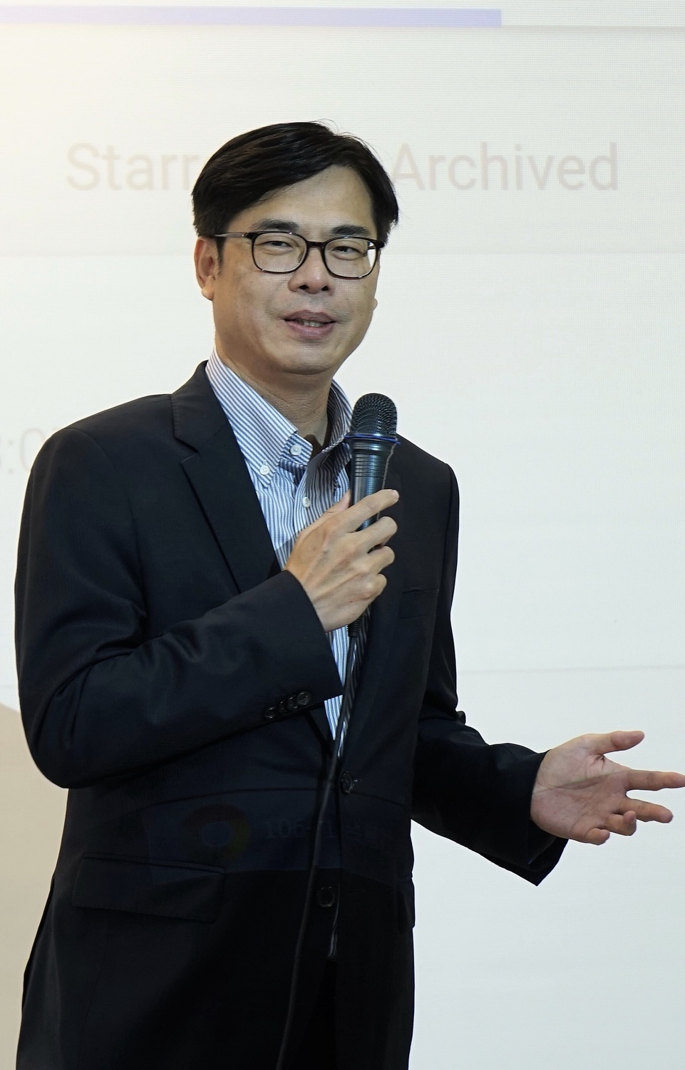 立委陳其邁今(10)日進一步提出升級三支箭，透過智慧升級、機場公司化，以及發展新南向基地，結合地利優勢，讓海港及空港成為帶動高雄經濟景氣的渦輪雙引擎。 圖：陳其邁服務處/提供