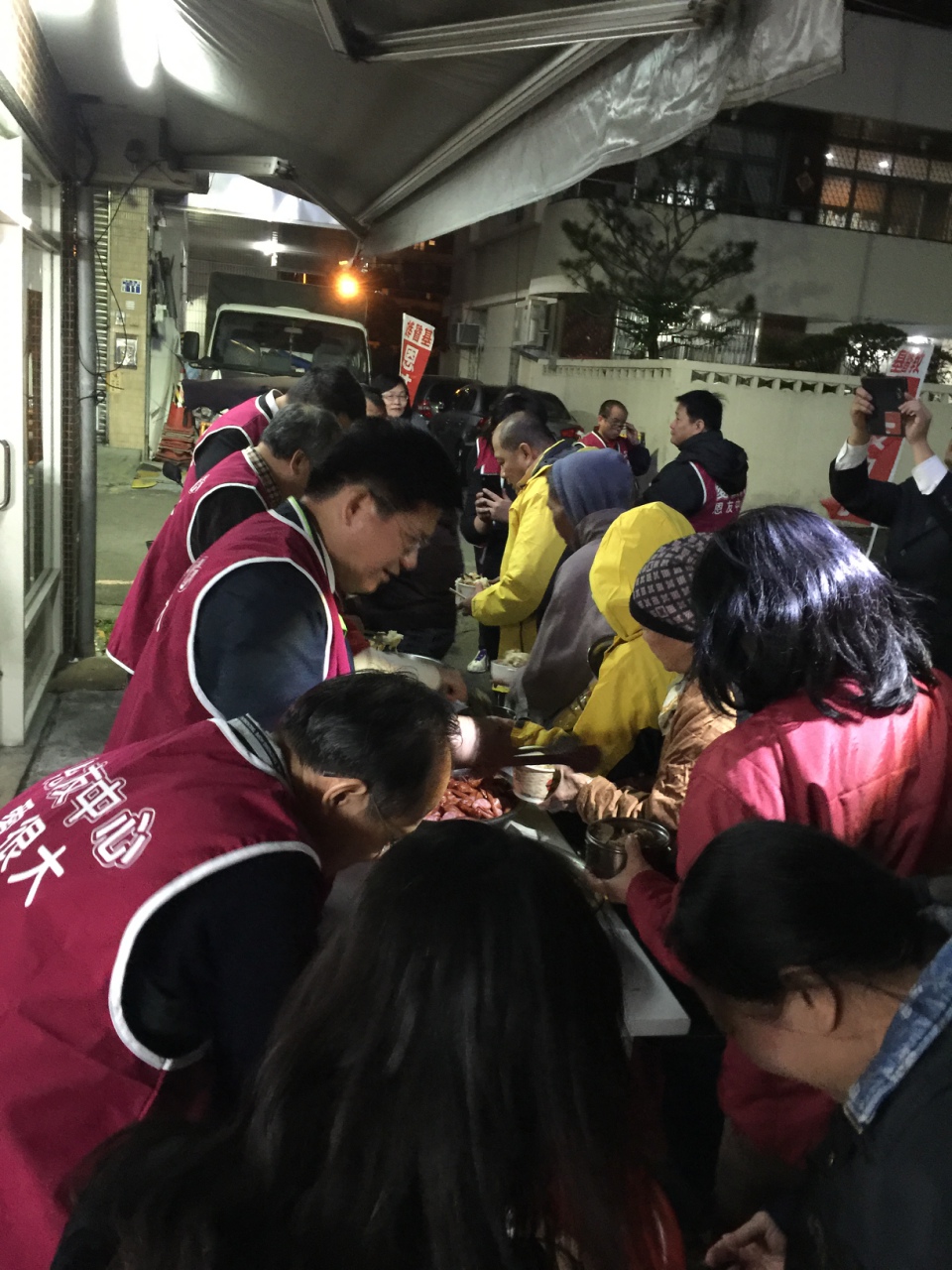 台中市政府社會局啟動低溫關懷服務，前往第二市場、東協廣場、五權地下道及各公園等街友聚集處，關懷街友並發放熱食、熱飲、外套及睡袋。 圖 : 台中市政府 / 提供