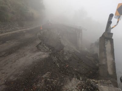 台20線南橫公路154.1公里處，出現路基下陷、護欄外推的情形，車輛無法通行，目前公路總局已實施施工管制，想要上山賞雪的民眾要再等等了。 圖: 關山工務段 / 提供