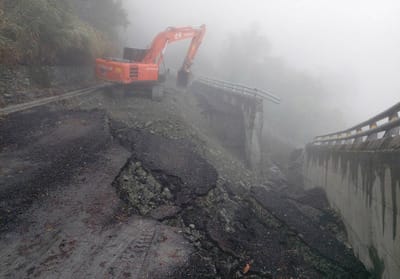 南橫公路東段自向陽以上，因為路基下陷，目前為施工管制路段，民眾不要冒然上山。 圖: 關山工務段 / 提供