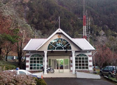 位於海拔2300公尺多高的向陽派出所今天清晨4、5點時降下雪花，積雪覆蓋在派出所的屋頂上。 圖 : 關山警分局/ 提供