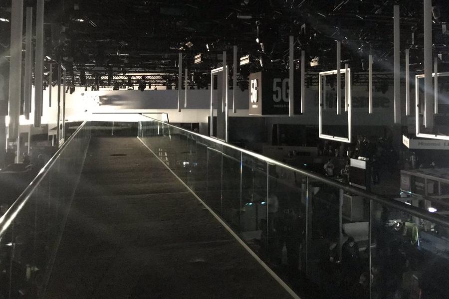 CES 2018發生停電意外，現場一片漆黑。 圖：翻攝自 Intel 推特
