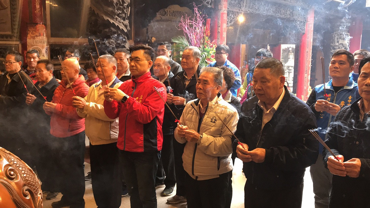 江啟臣到大甲鎮瀾宮上香祈福。 圖：江啟臣辦公室/提供