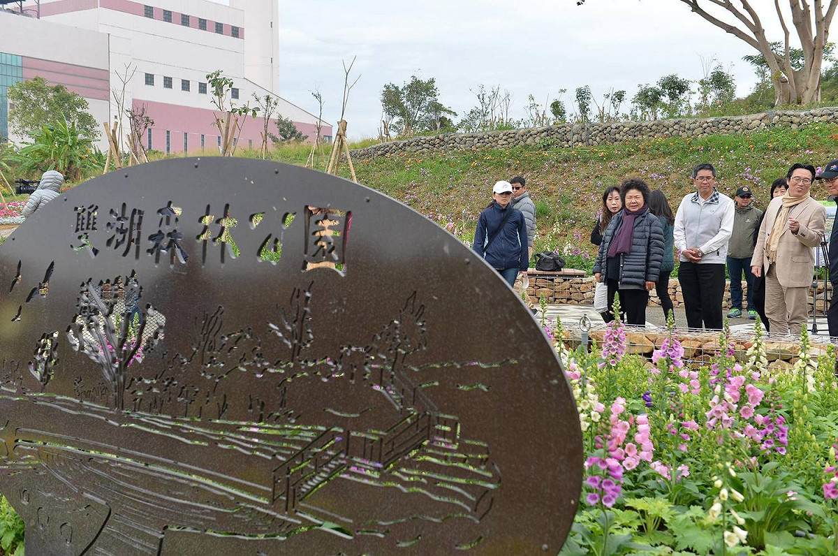 高雄覆鼎金公墓變身雙湖公園，春節期間將成為浪漫花樣梯田，在雙湖林道上種植藍花楹，並以台灣欒樹為主要林相，搭配水岸幽美療癒的落羽松，為覆鼎金改頭換面。 圖:高雄市府提供