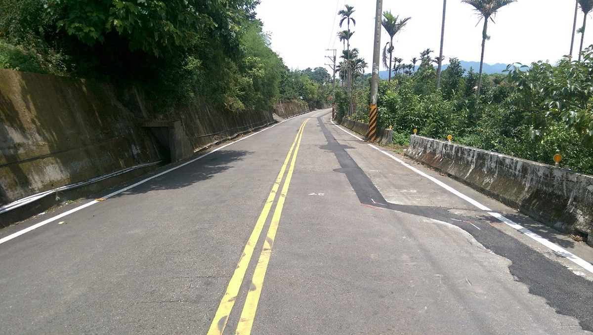 台中市東勢區東崎路開路面高低起伏、龜裂，台中市政府將進行路平專案提供更安全舒適的用路環境。 圖 : 翻攝自soyan.tw