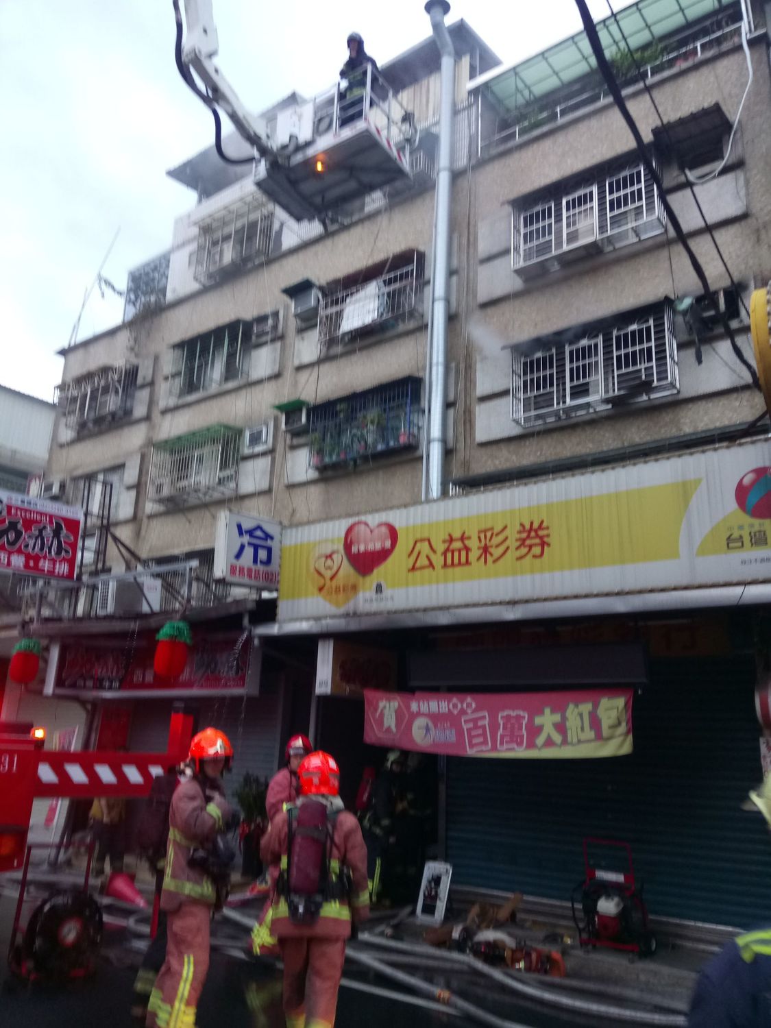 三重住宅三樓火警，消防隊趕緊撲滅火勢。 圖：新北市消防局/提供